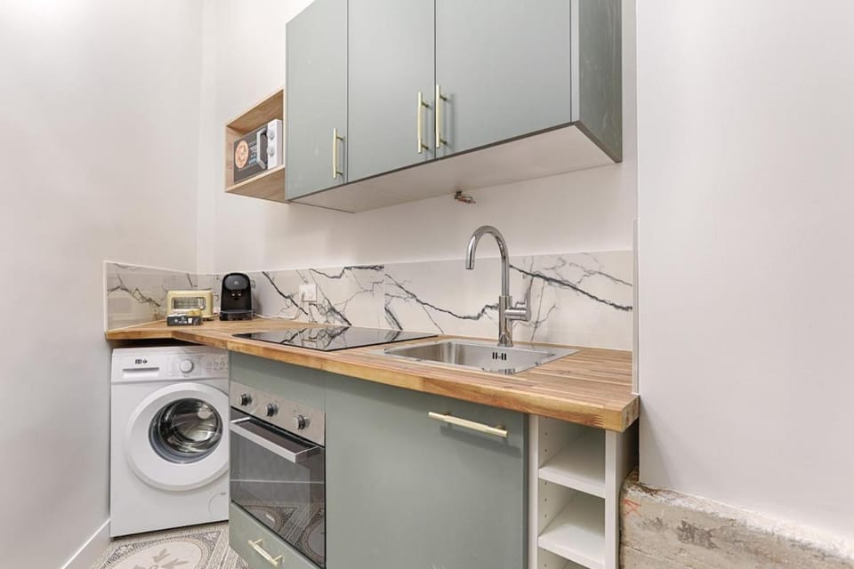 Kitchen or kitchenette, oven