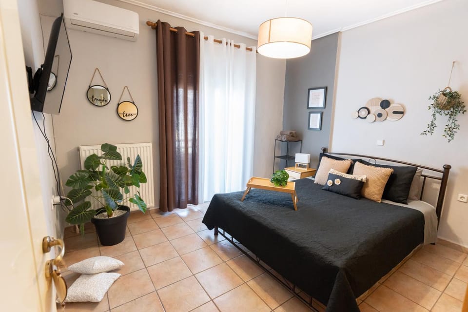Bed, TV and multimedia, Bedroom
