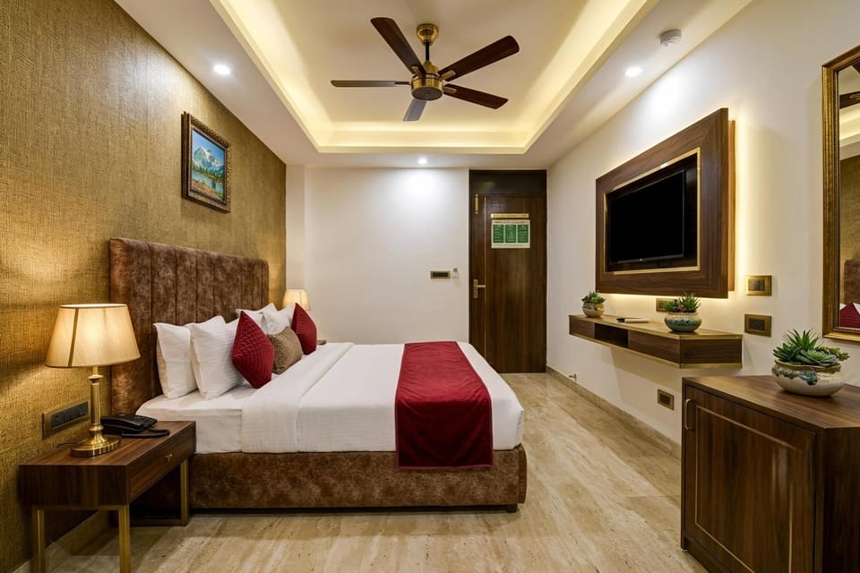 Communal lounge/ TV room, Bed, TV and multimedia, Photo of the whole room, Evening entertainment, Bedroom, fireplace, wardrobe