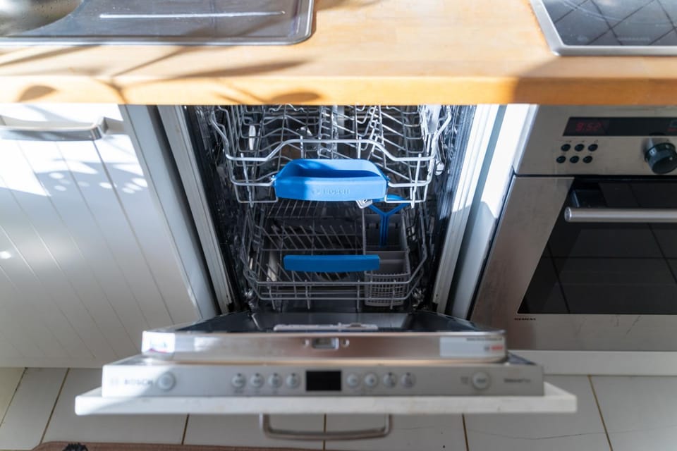 Kitchen or kitchenette, dishwasher