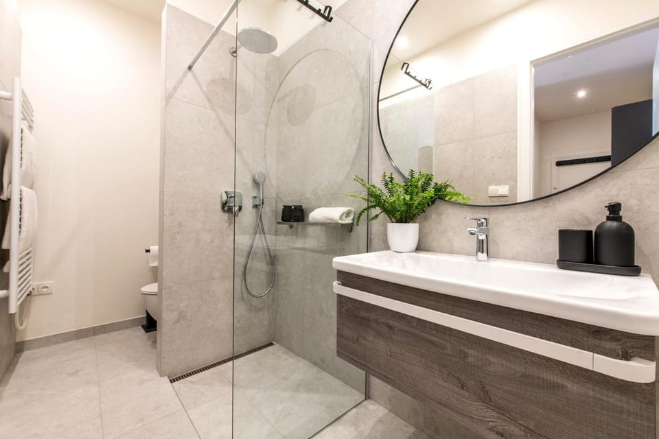 Sunny & Quiet studio in peaceful hood,metro access Apartment in Prague
