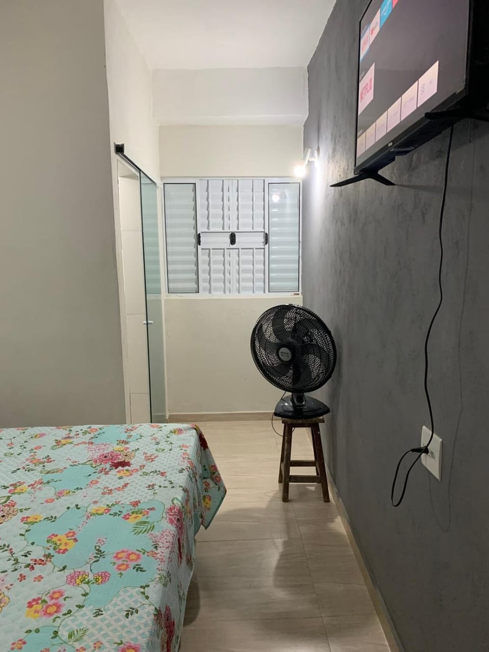 Bed, TV and multimedia, Photo of the whole room, Bedroom