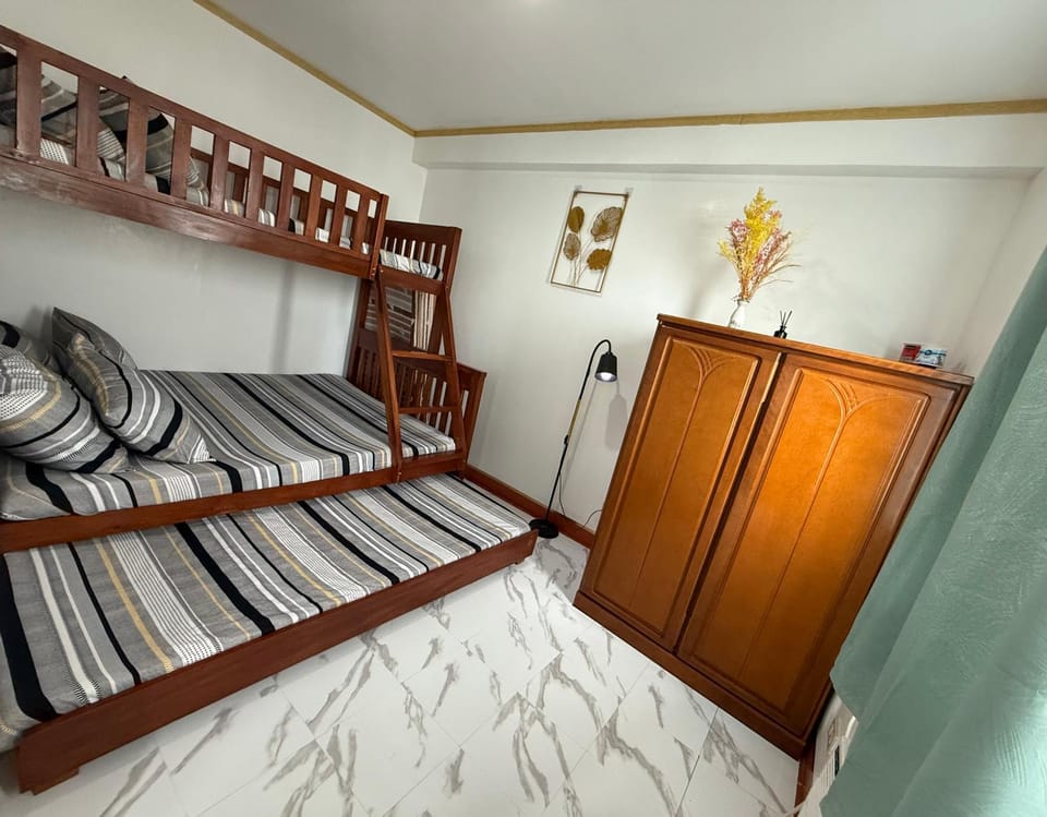FAMILY & BARKADA HOMEY STAYCATION near Diliman, Katipunan, Commonwealth Apartment in Marikina