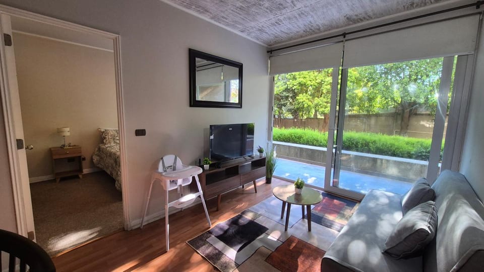 Communal lounge/ TV room, TV and multimedia, Living room, Seating area, Garden view
