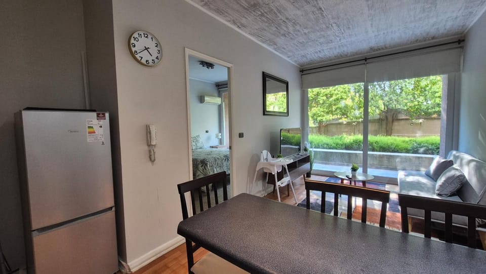 Kitchen or kitchenette, Living room, Seating area, Dining area, oven