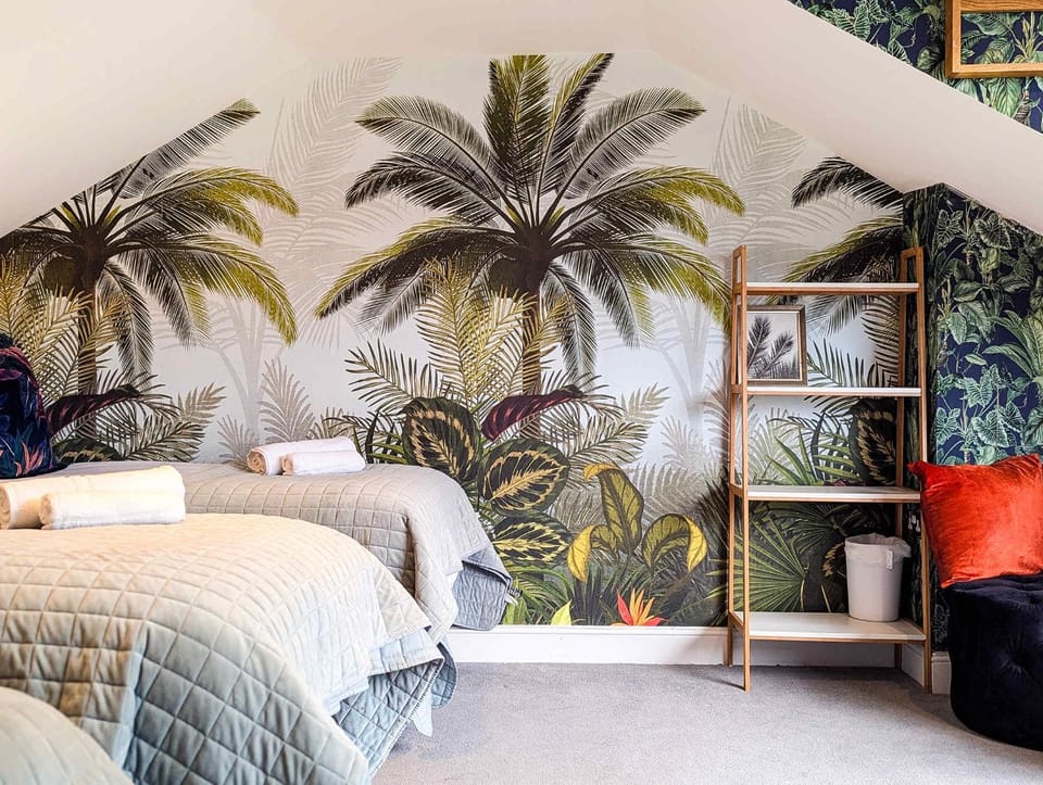 Bed, Seating area, Bedroom