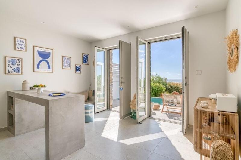 View (from property/room), Balcony/Terrace, Living room, Seating area