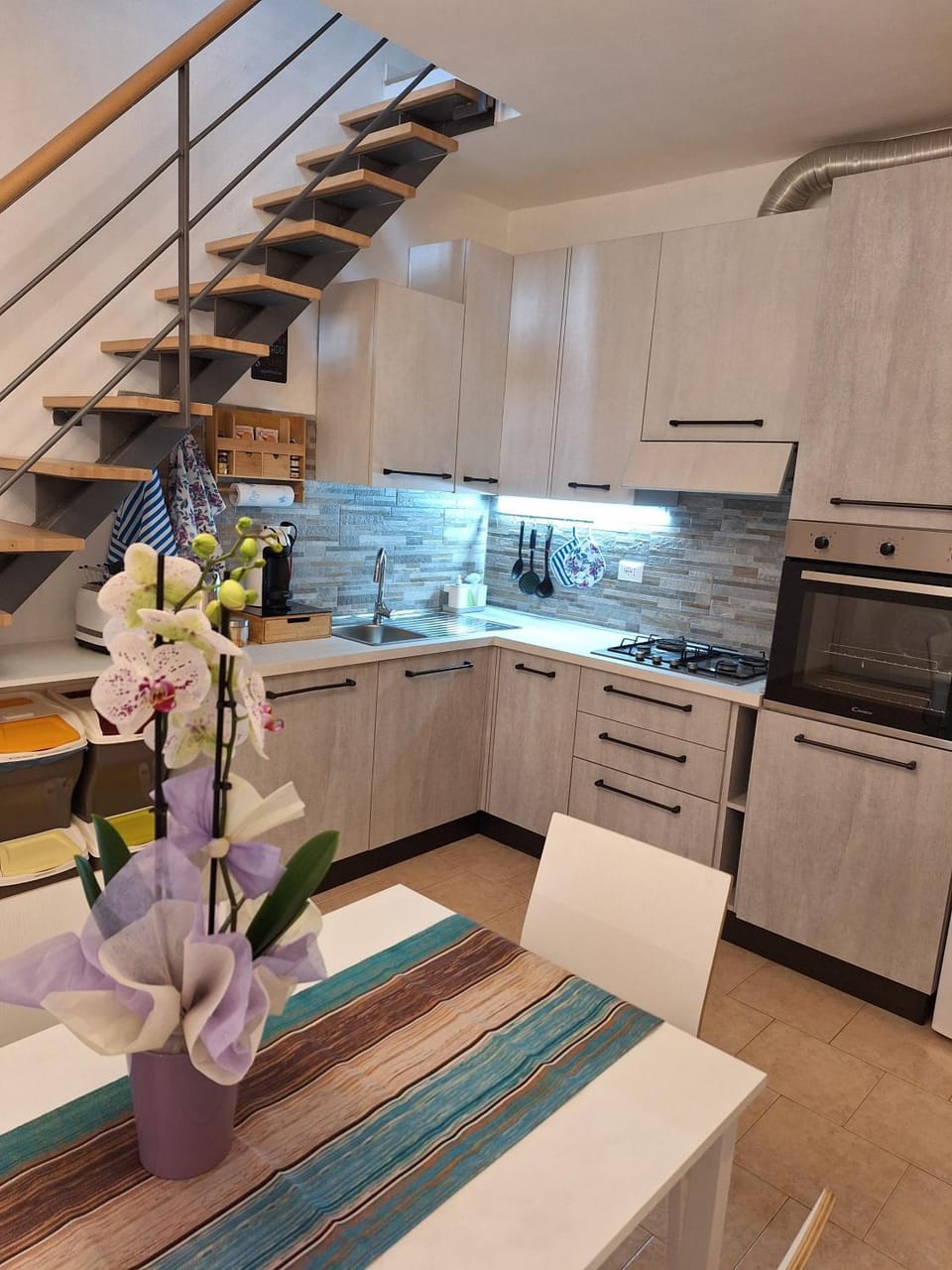 Kitchen or kitchenette, oven, kitchen