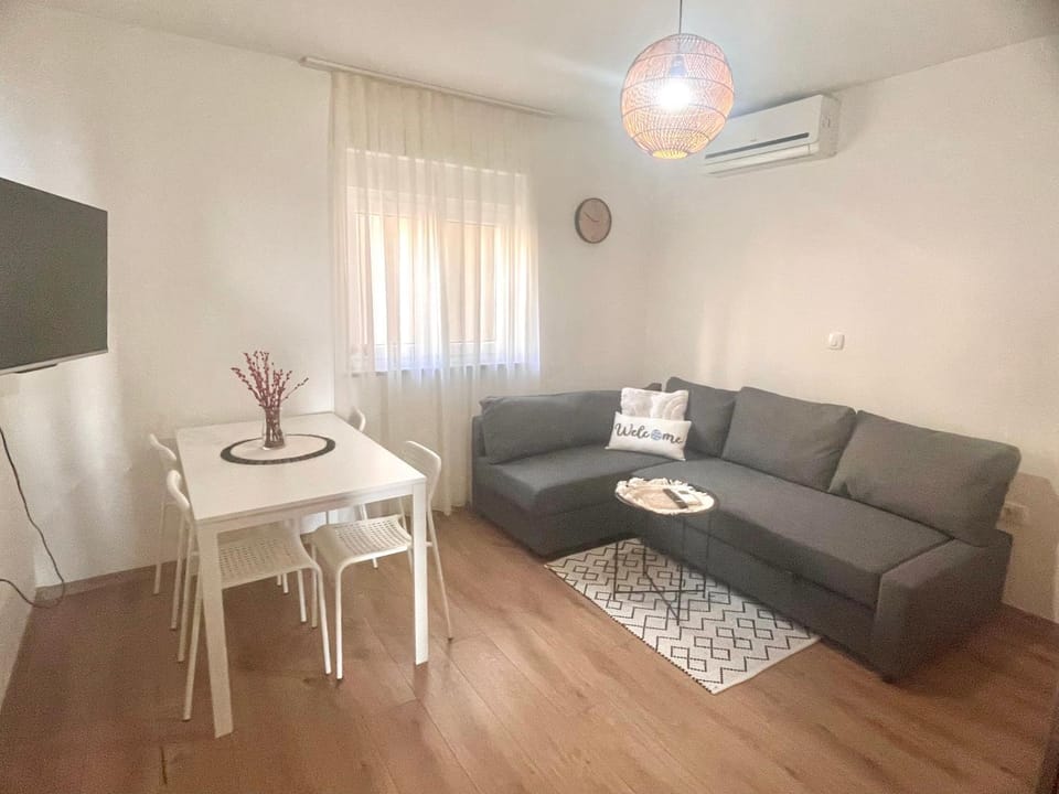 TV and multimedia, Living room, Seating area, air conditioner