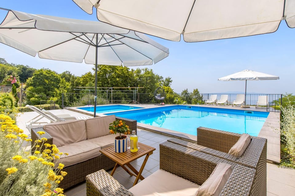 Day, Natural landscape, Garden, Pool view, Swimming pool, sunbed