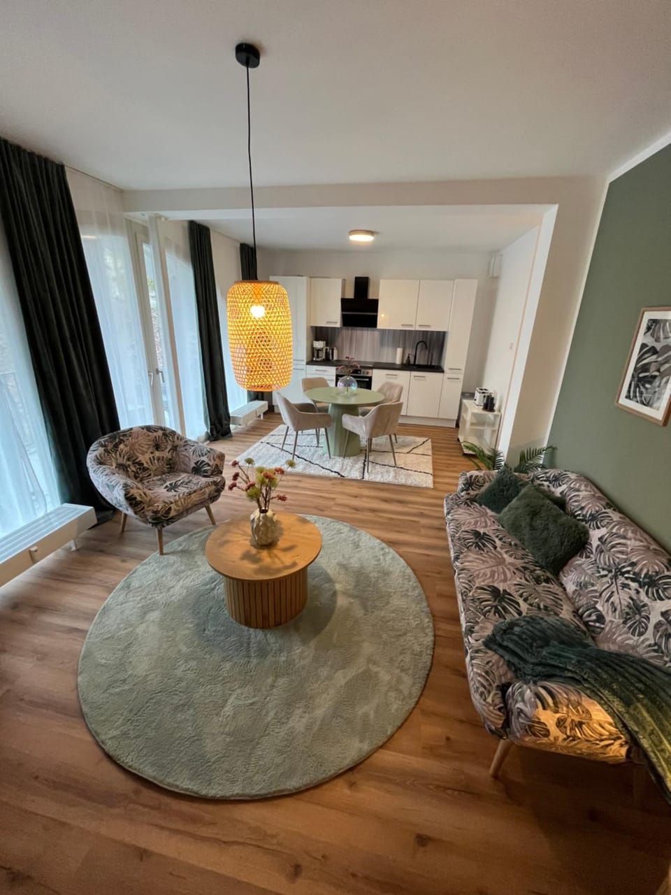 Kitchen or kitchenette, Living room, Seating area, Dining area