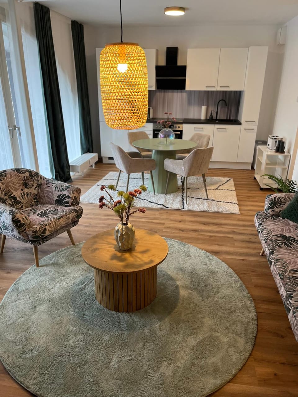 Kitchen or kitchenette, Dining area