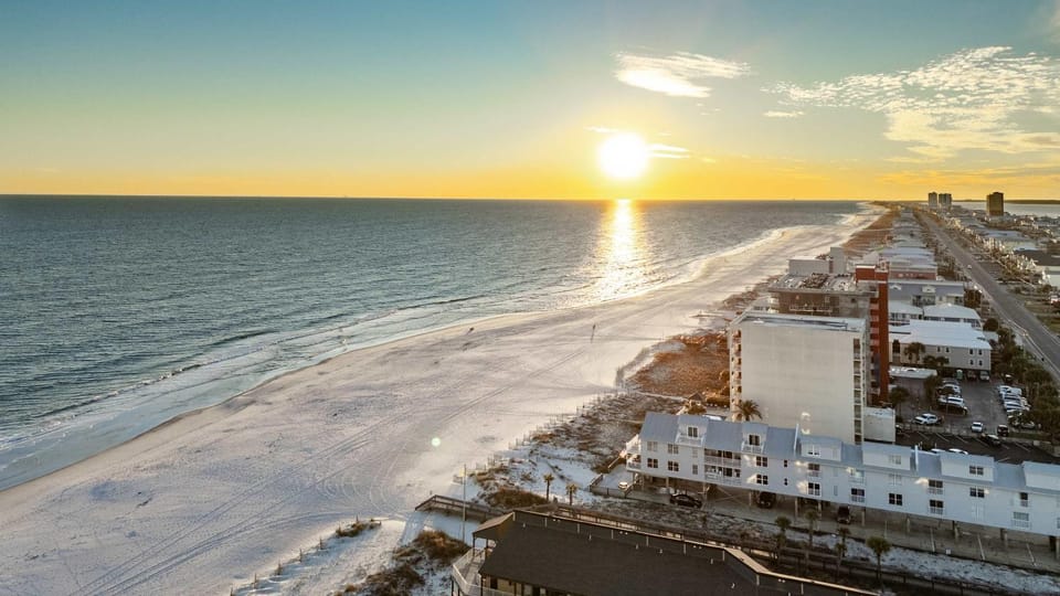 Beachfront - 2 Bedrooms - Big Screen TV House in West Beach
