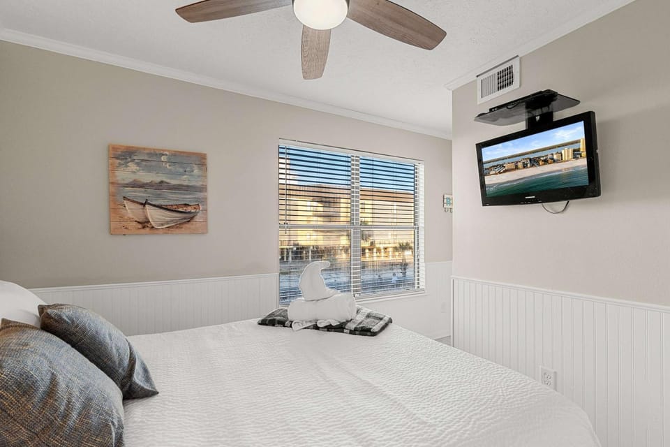 Beachfront - 2 Bedrooms - Big Screen TV House in West Beach