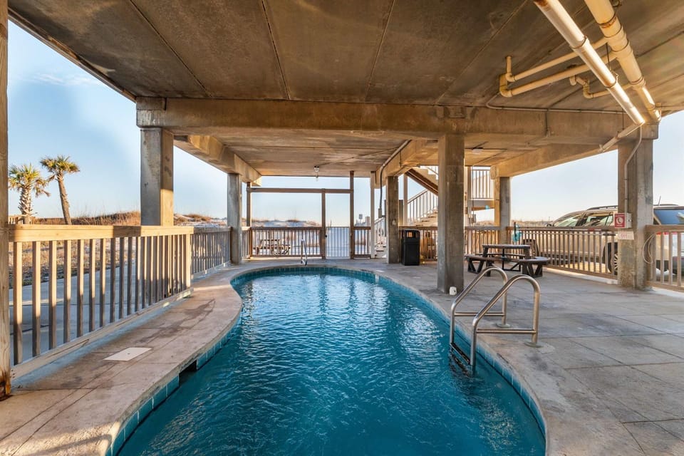 Beachfront - 2 Bedrooms - Big Screen TV House in West Beach