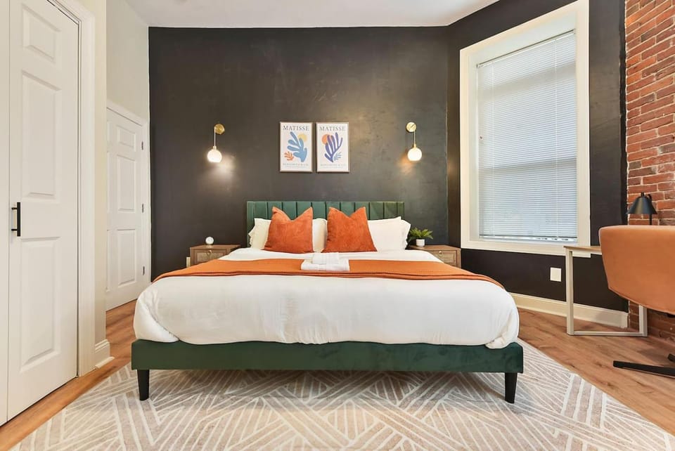 Netflix+BBQ+Free Parking Near Shops in East Liberty Apartment in Pittsburgh