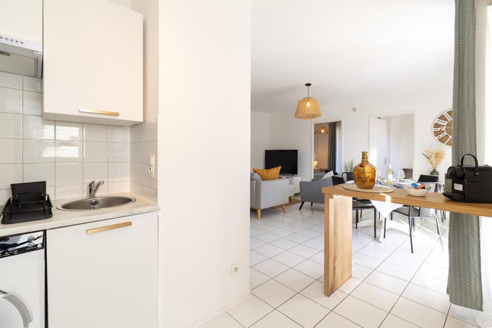 Communal lounge/ TV room, TV and multimedia, Coffee/tea facilities, Kitchen or kitchenette, Dining area, washing machine, washing machine