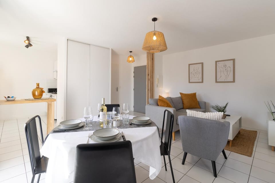 Living room, Seating area, Dining area