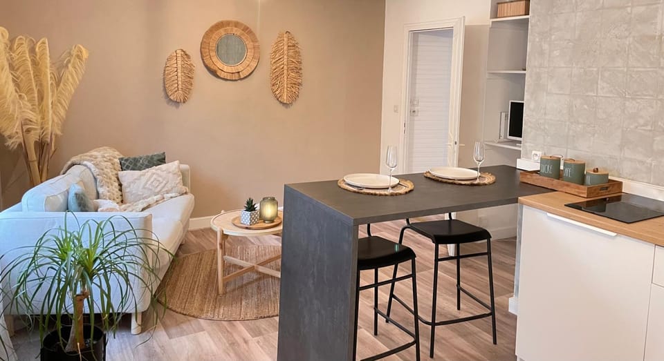 Seating area, Dining area