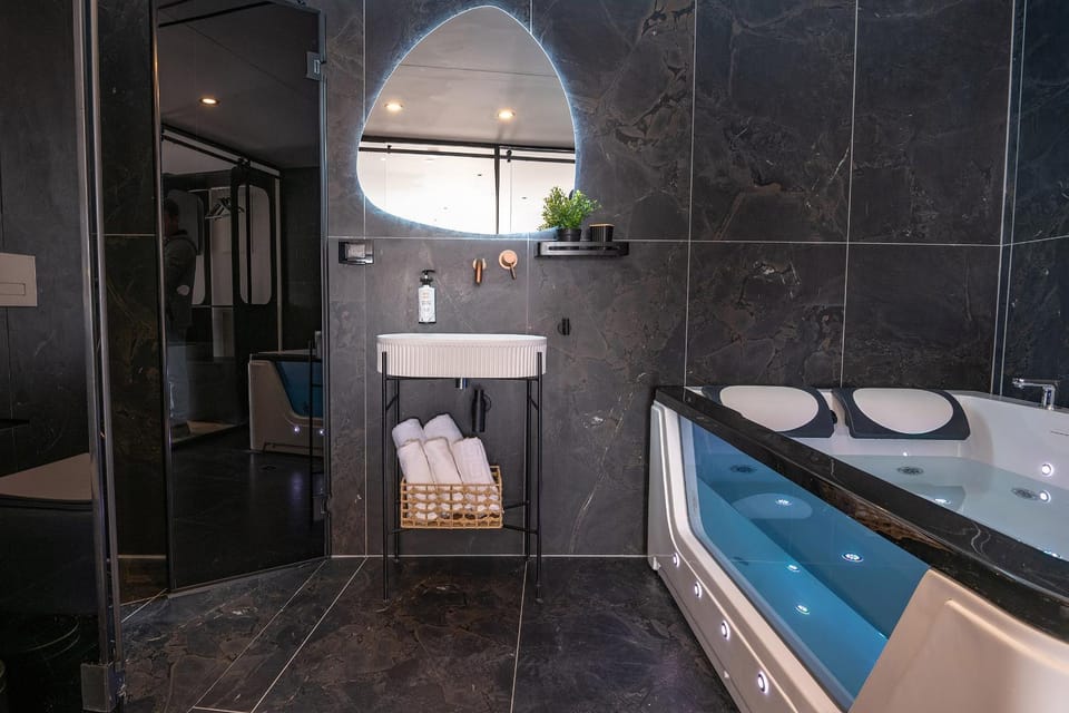 Hot Tub, Bathroom