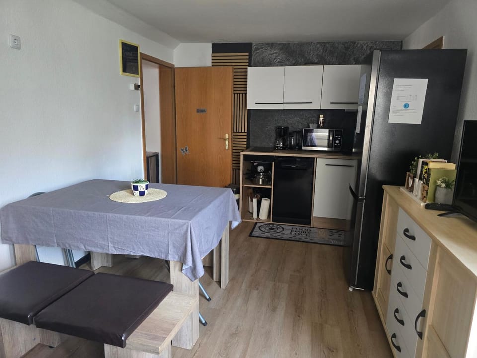 Kitchen or kitchenette, Dining area, stove