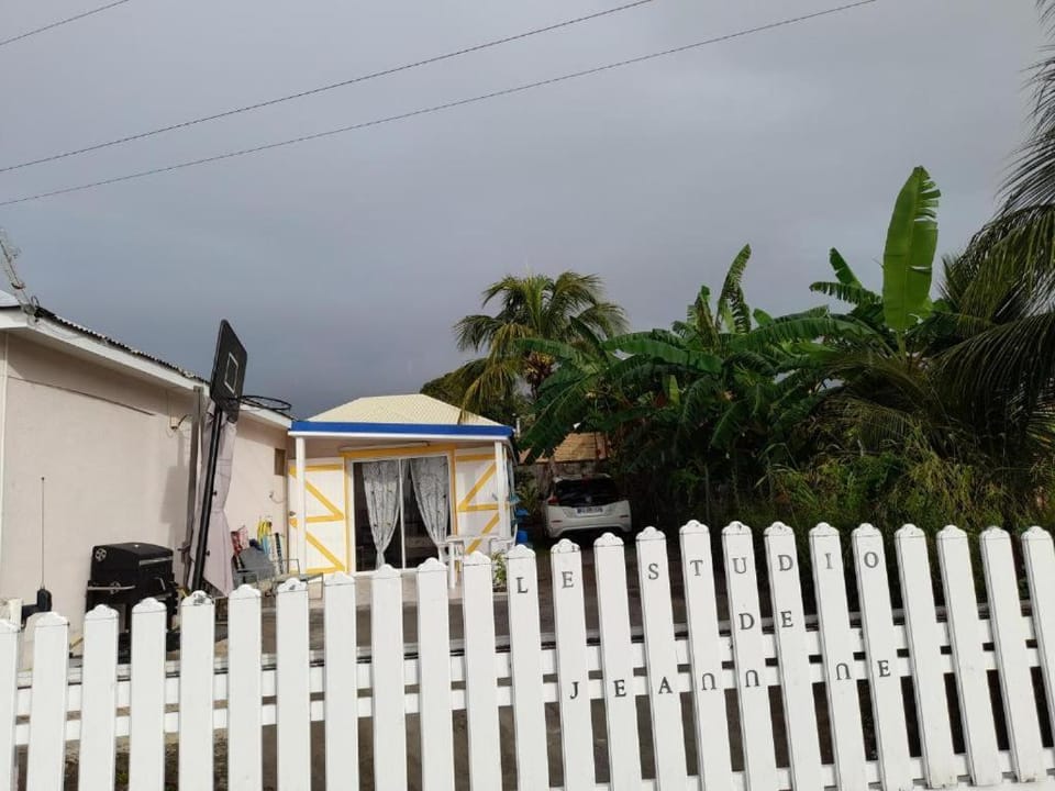 Le studio de Jeannine Apartment in Leeward Islands