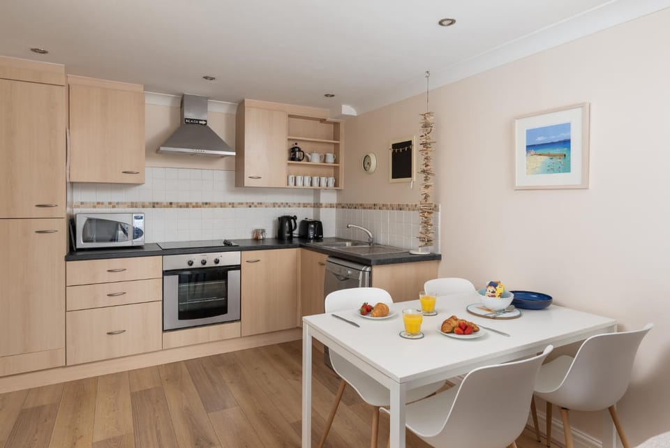 Dining area, kitchen