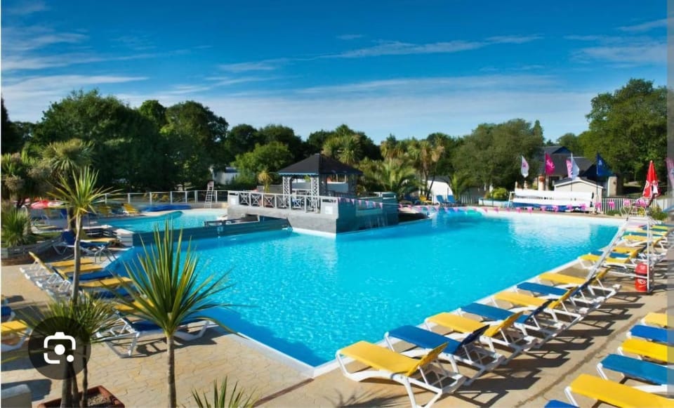 Mobil-home 6 personnes tout équipé avec accueil humain et Starlink Campground/ 
RV Resort in Pont-Aven