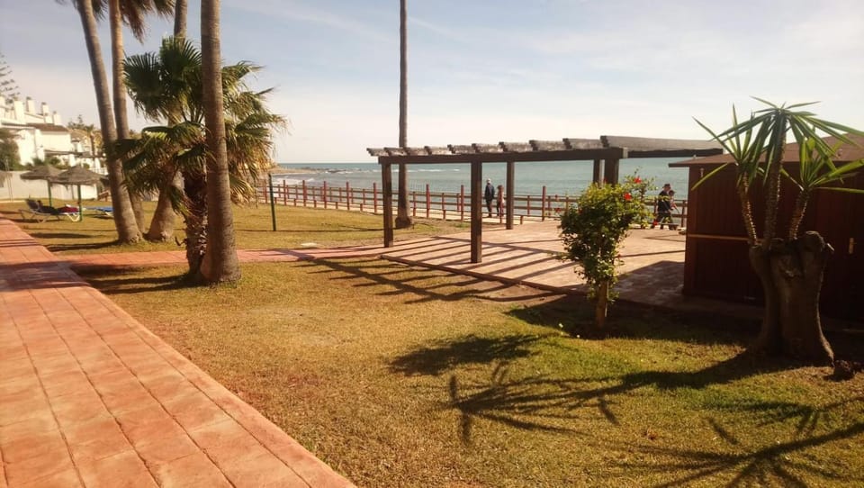 Mansión Alhamar Beachfront Apartment in Sitio de Calahonda