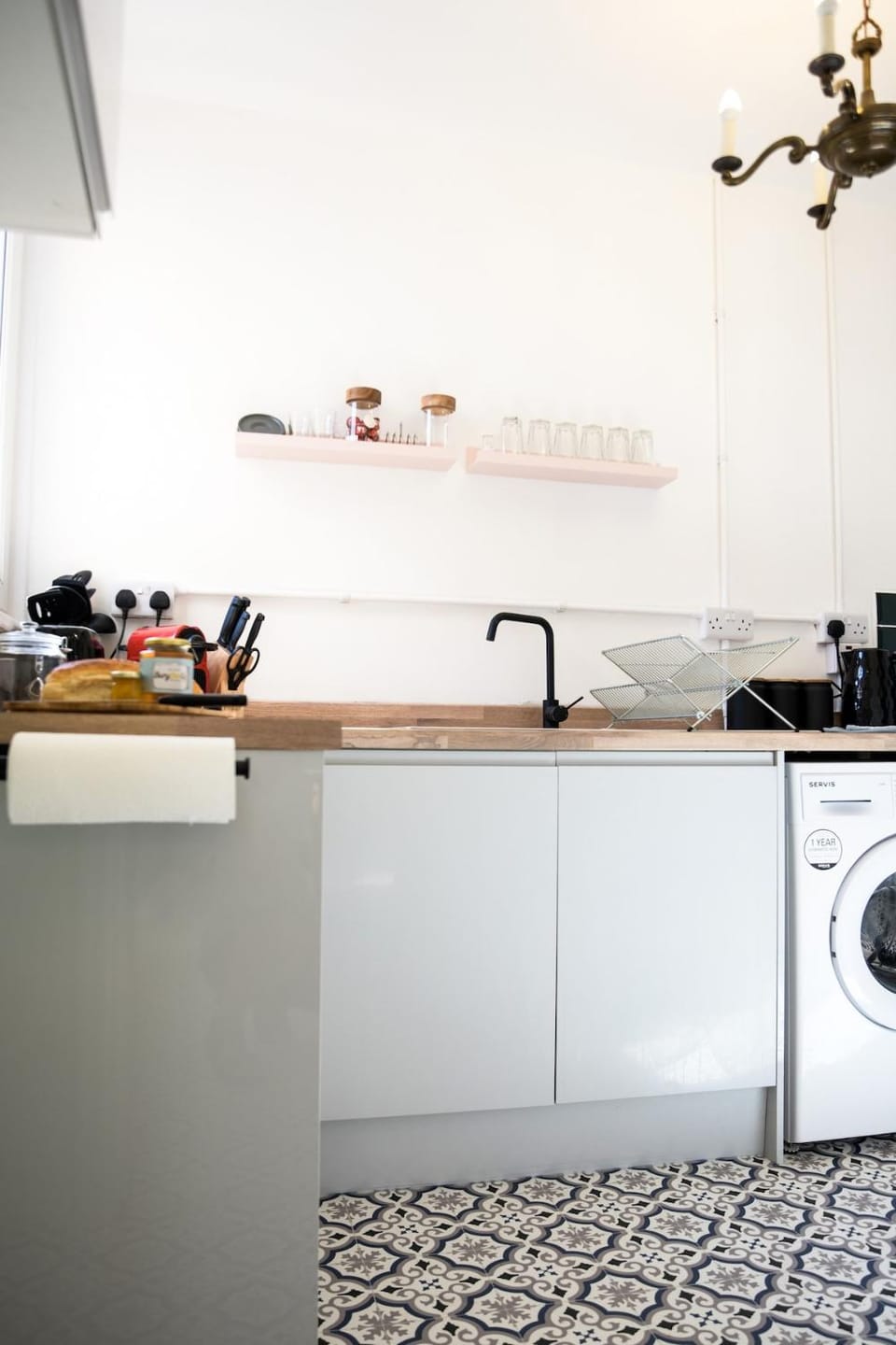 Kitchen or kitchenette, washing machine