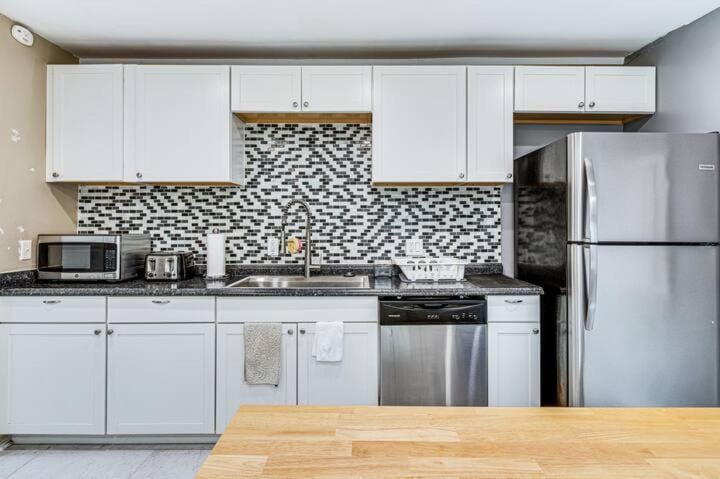 Charming 2-Bedroom Home with Private Gym House in Indianapolis