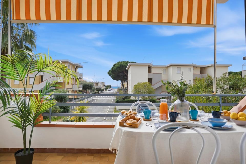 View (from property/room), Balcony/Terrace, Dining area, Sea view