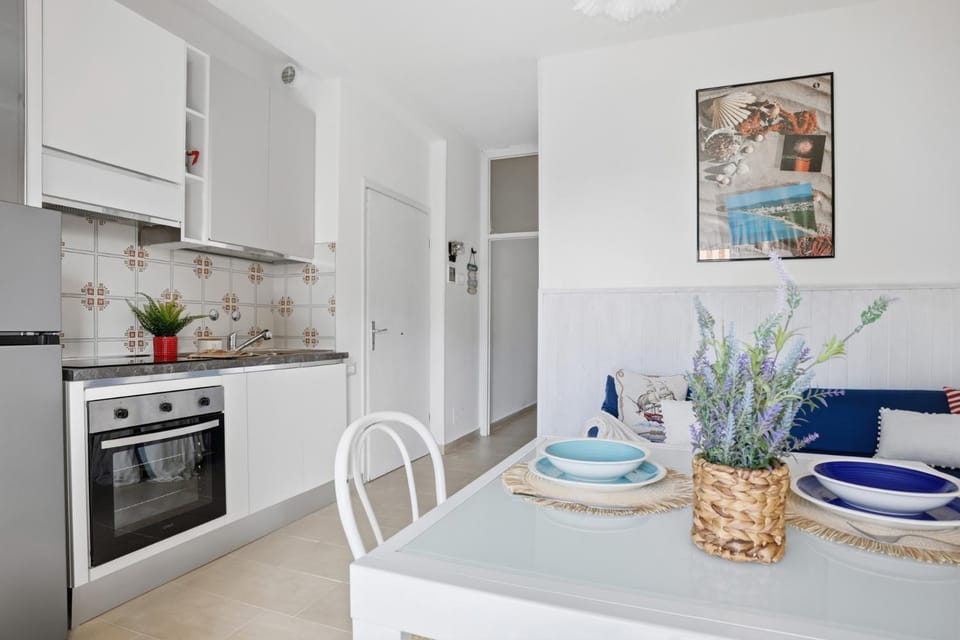 Kitchen or kitchenette, Dining area, oven, stove