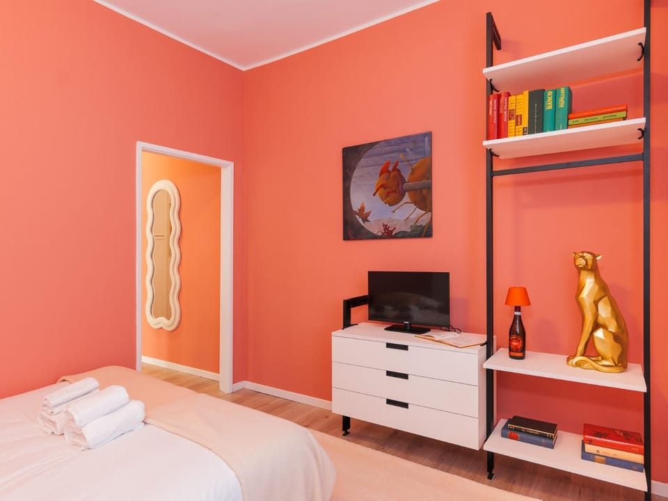Bed, TV and multimedia, Living room, Photo of the whole room