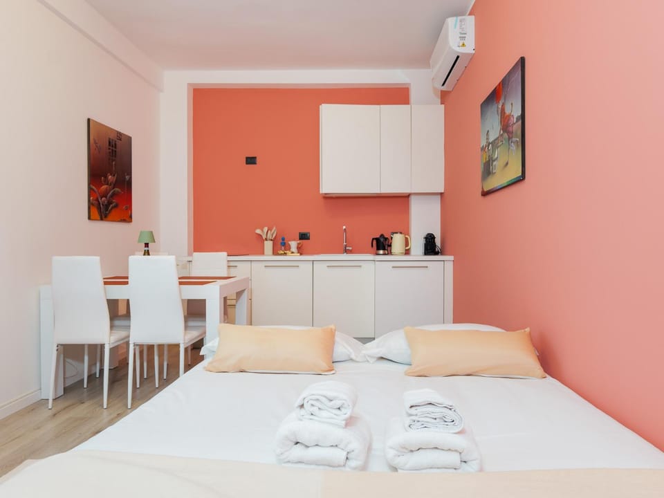 Bed, Kitchen or kitchenette, Photo of the whole room, Dining area