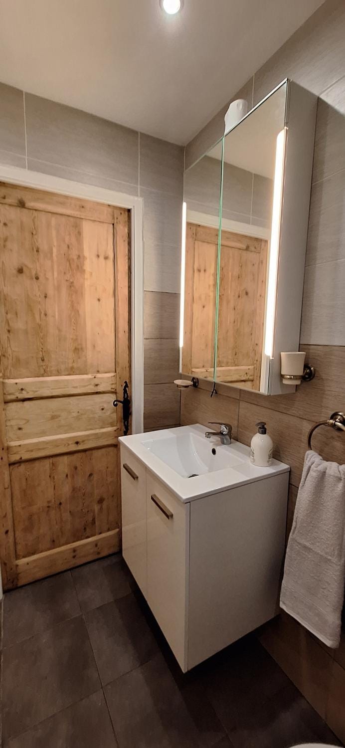 Bathroom, towels