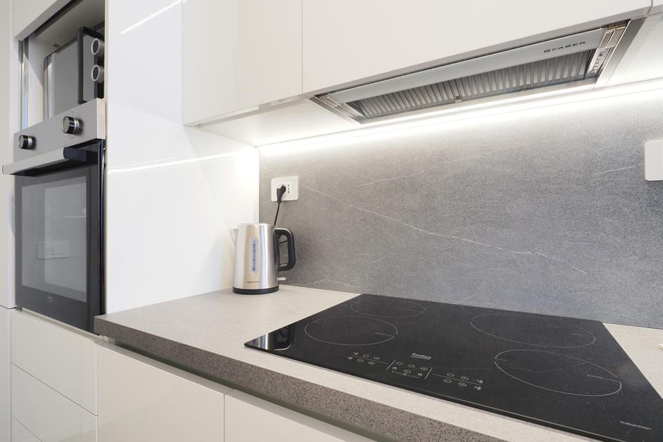 Coffee/tea facilities, Kitchen or kitchenette, stove