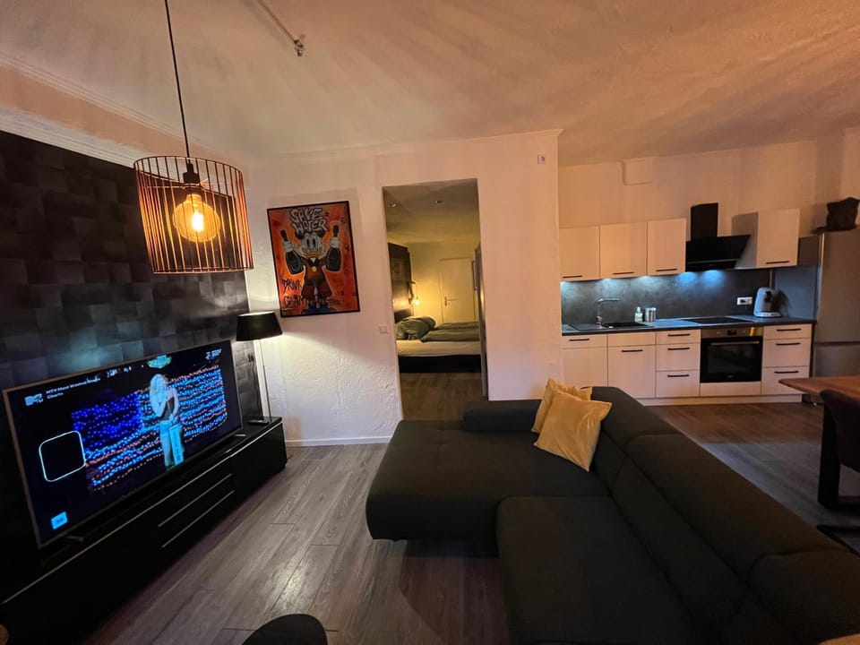 TV and multimedia, Kitchen or kitchenette, Living room, Seating area, oven, stove
