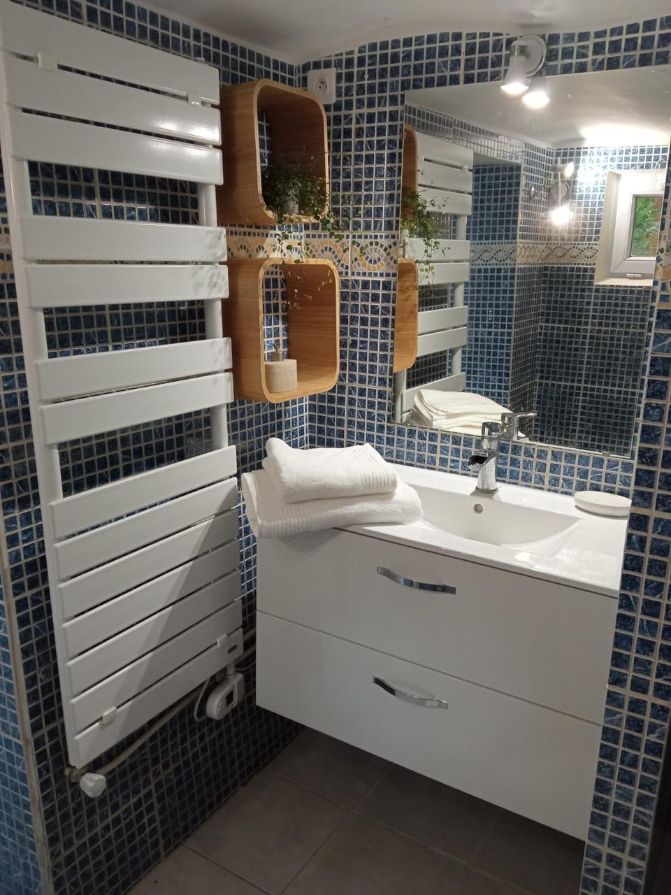 Shower, Bathroom, towels