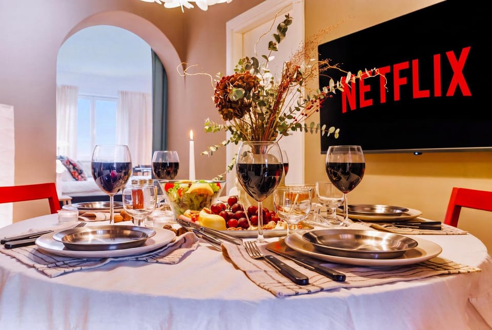 TV and multimedia, Decorative detail, Dining area, Food, Dinner