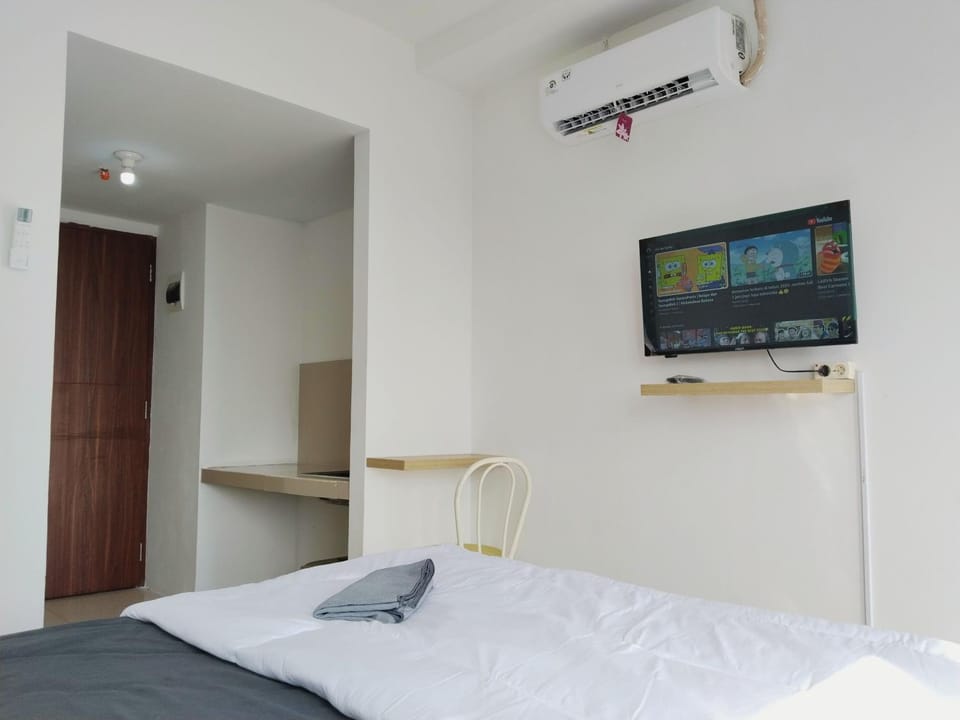 Communal lounge/ TV room, Bed, TV and multimedia, Bedroom, air conditioner