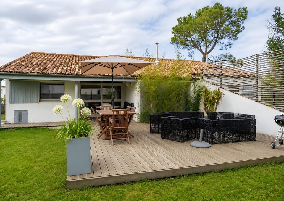 Property building, Balcony/Terrace, Living room