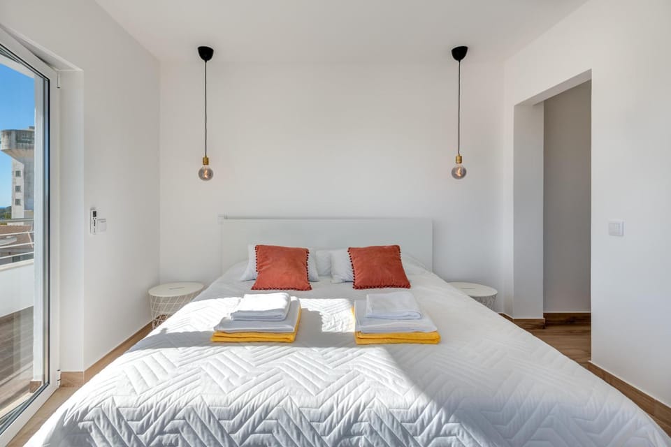 Bed, Photo of the whole room, Bedroom, towels