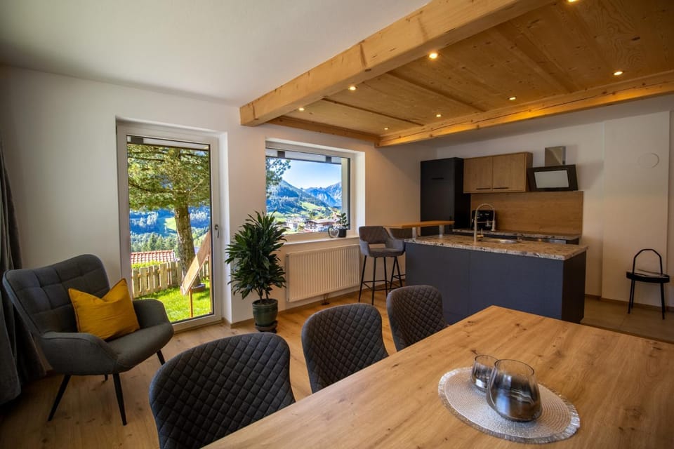 Coffee/tea facilities, Kitchen or kitchenette, Living room, Seating area, Dining area, minibar, kitchen