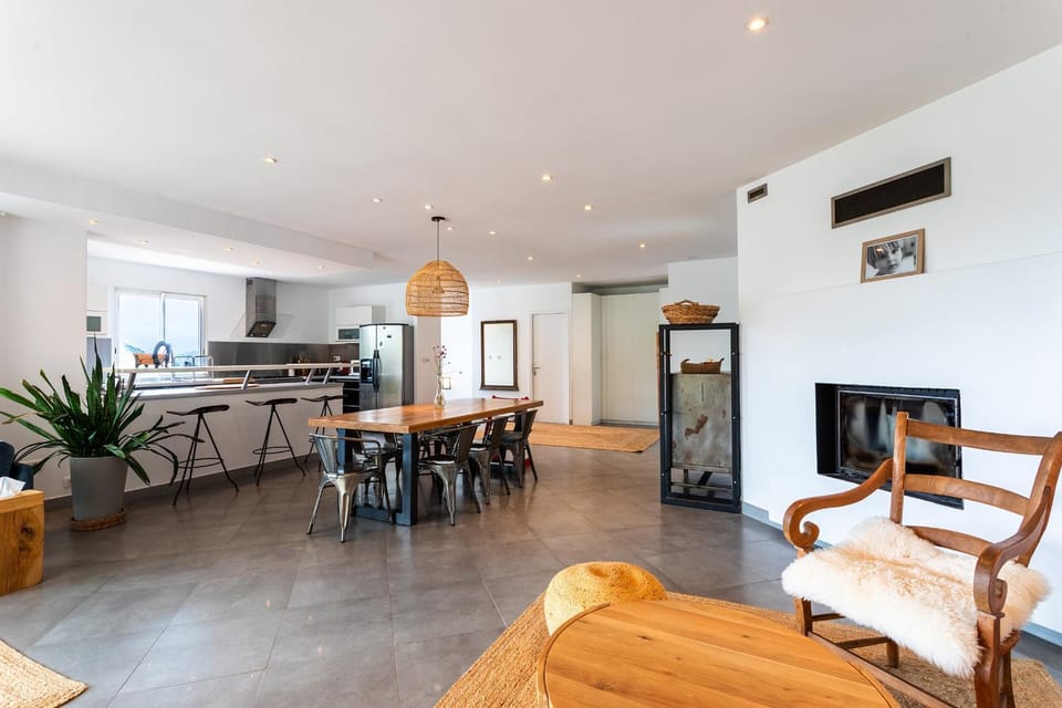 Kitchen or kitchenette, Seating area, Dining area