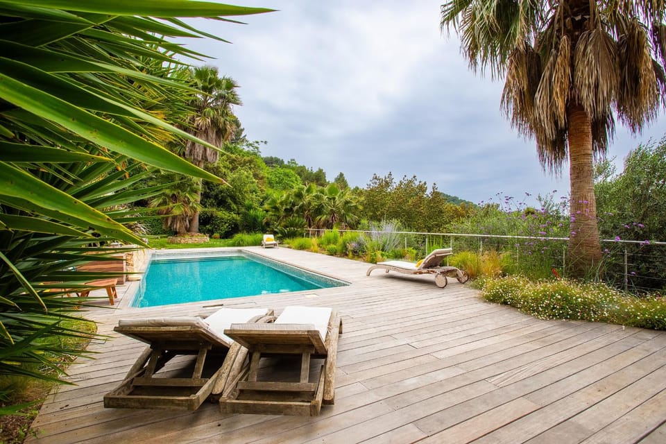 Natural landscape, Garden view, Swimming pool, sunbed