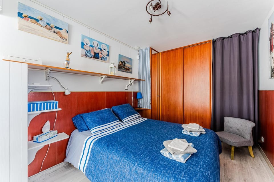 Property building, Living room, Bedroom