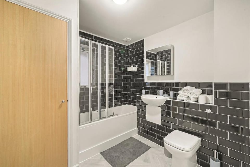 2-Bed 2 bath flat, Close to tube, Free Parking Apartment in London