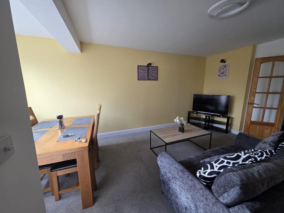 2-Bed 2 bath flat, Close to tube, Free Parking Apartment in London