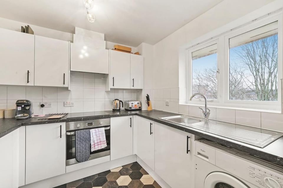 2-Bed 2 bath flat, Close to tube, Free Parking Apartment in London
